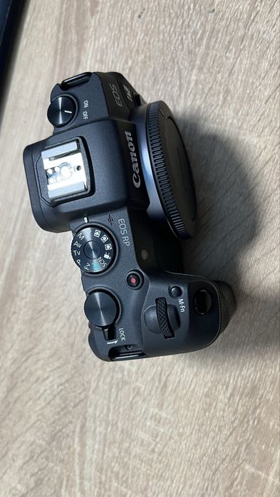 Aparat fotografiat mirorless Canon RP + adaptor RF-EF