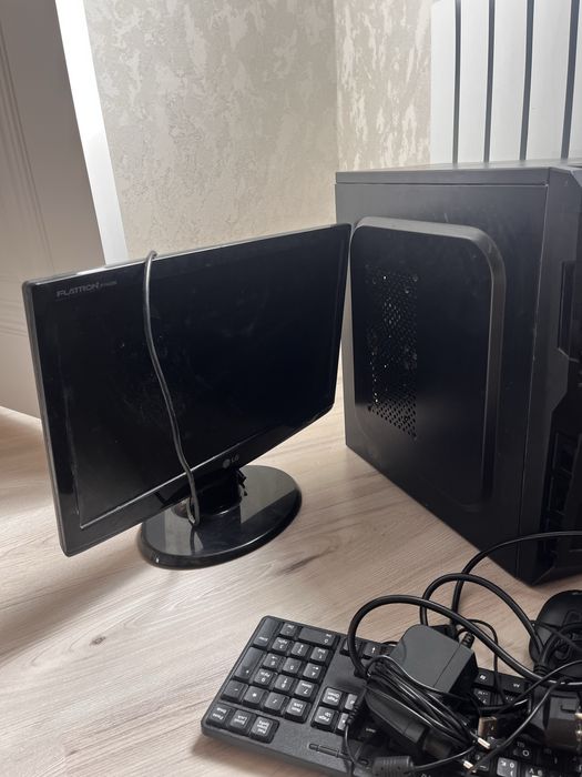 Продается компьютер 2015 г. монитор чуть-чуть работает