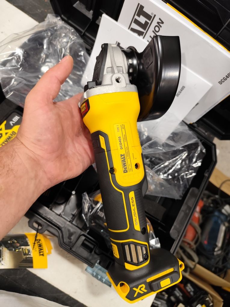 Акумулаторен безчетков ъглошлайф Девалт 18 волта DeWALT DCG405