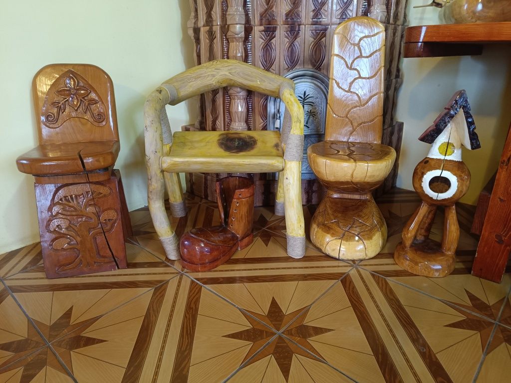 Diferite sculpturi dintr-o singură bucată,de vânzare.
