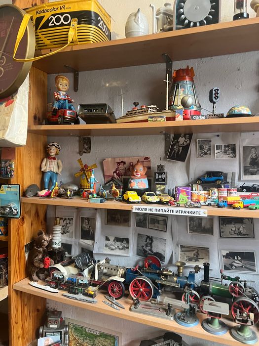 Разпродажба на антични играчки