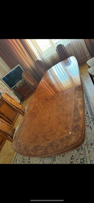 Очень качественный стол со стульями в отличном состоянии