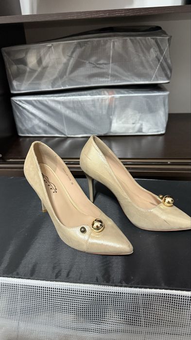 Продам нарядные золотистые туфли