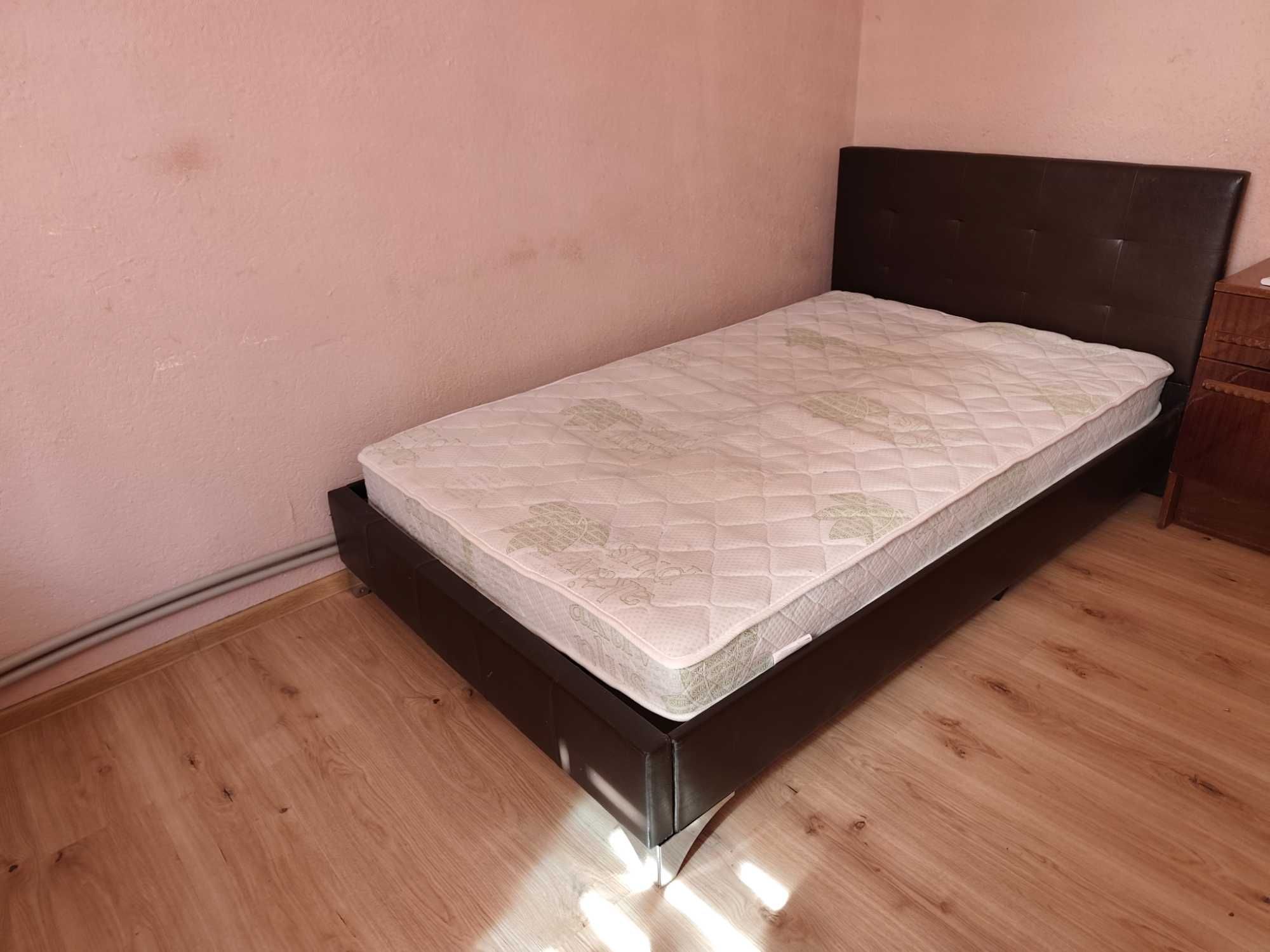 Продавам легло+ Два броя спални+ матраци в много добро състояние