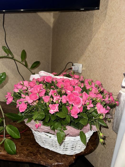 Нежные розовые кустовые розы в корзине