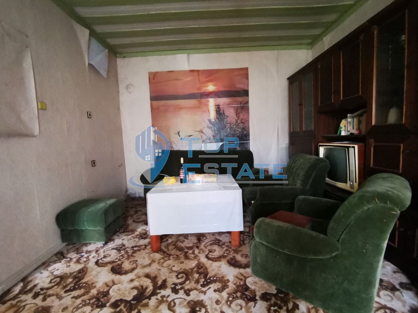 Двуетажна тухлена къща в близост до центъра на село Поликраище, облас