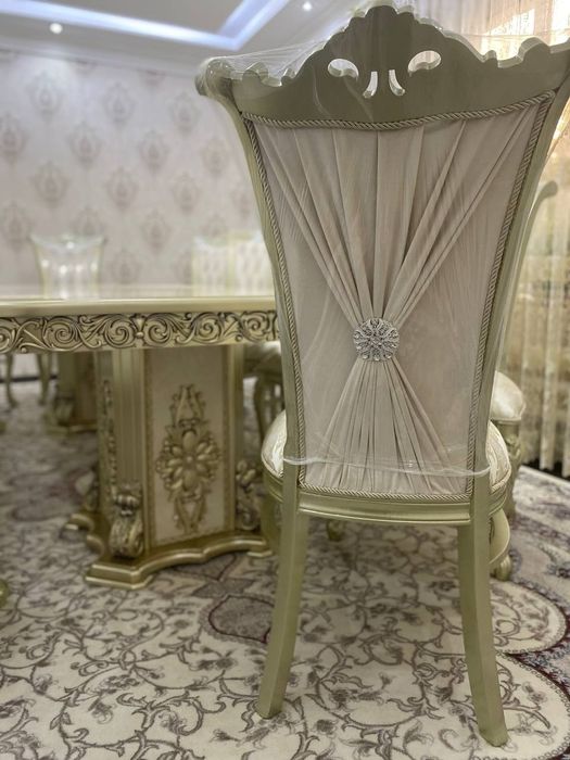 Цехдан жозибакор (хуррам) стол ва стуллар