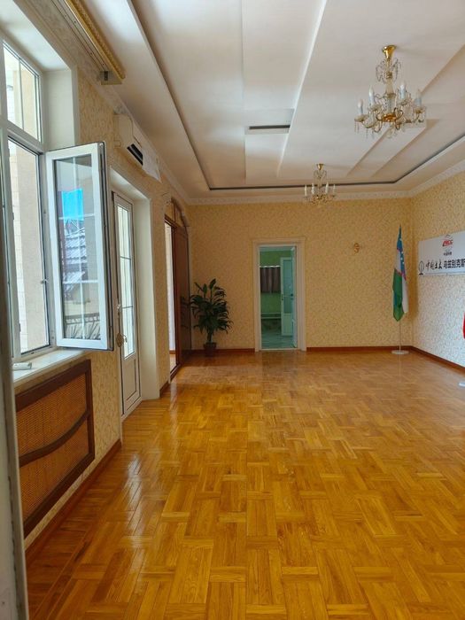 Mirzo Uluģbek tuman Buyuk ipak yòli metro oldida