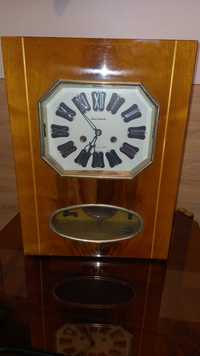 Стенен часовник,старинен от средата на 80 те години.