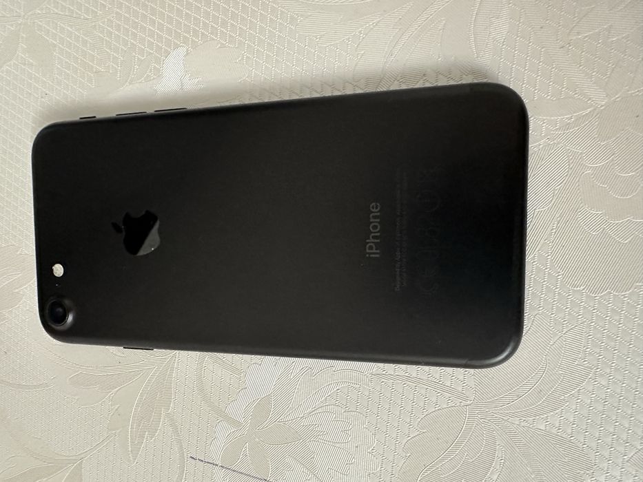 Продам Айфон 4 черного цвета с зарядным устройством в норм состоянии,