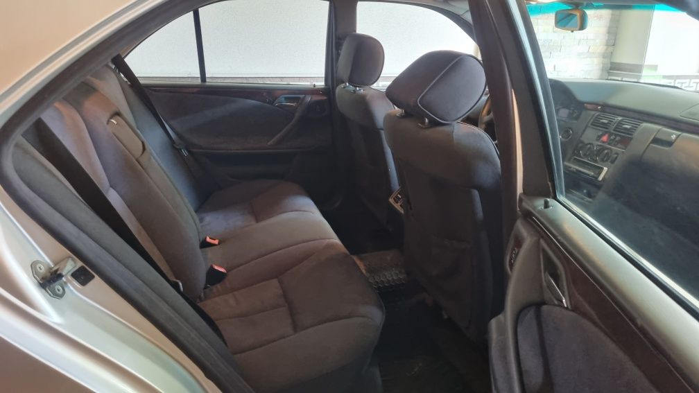 W210 Mercedes E200
