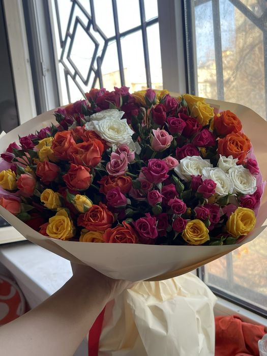 Цветы, букет кустовых роз,свежие