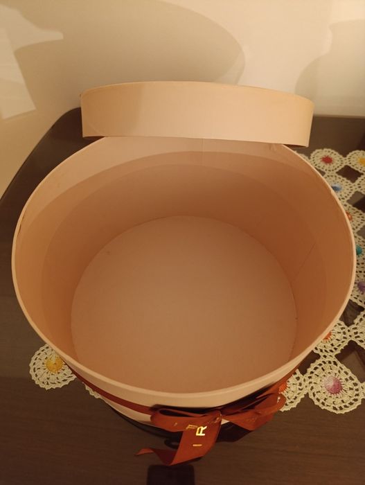 2 cutii rotunde  din carton, cu capac și una dreptunghiulara