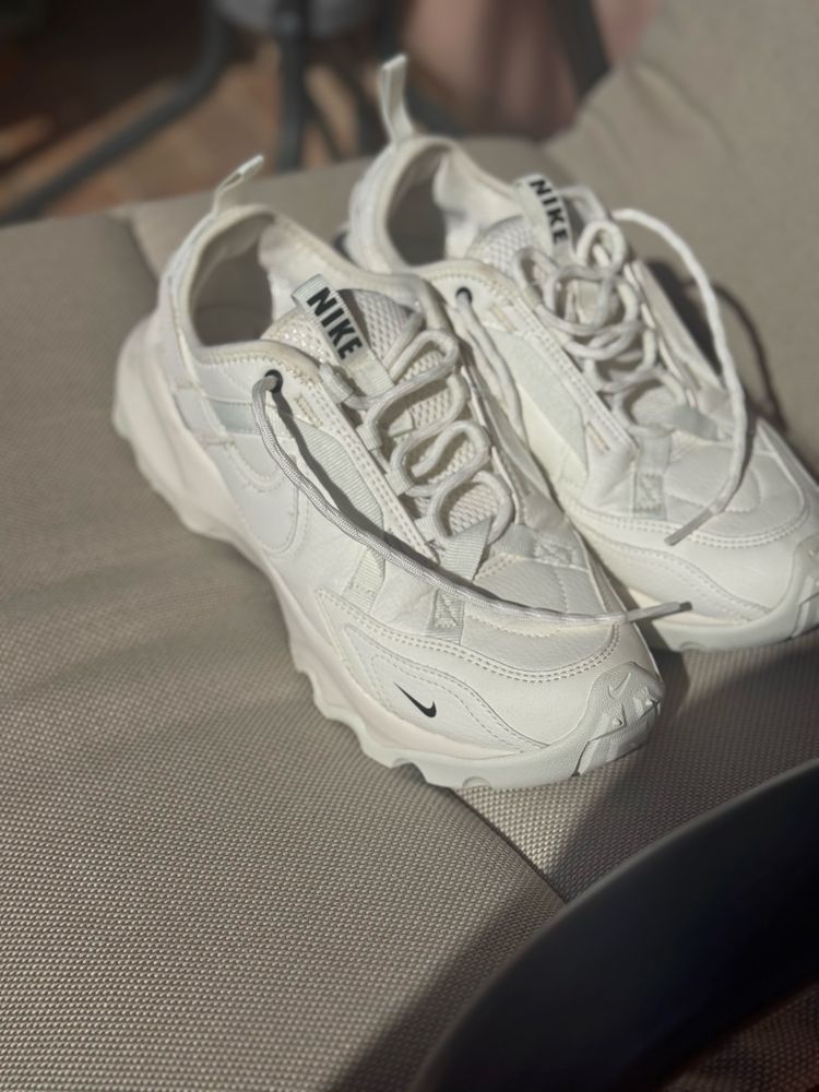 Маратонки Nike бели