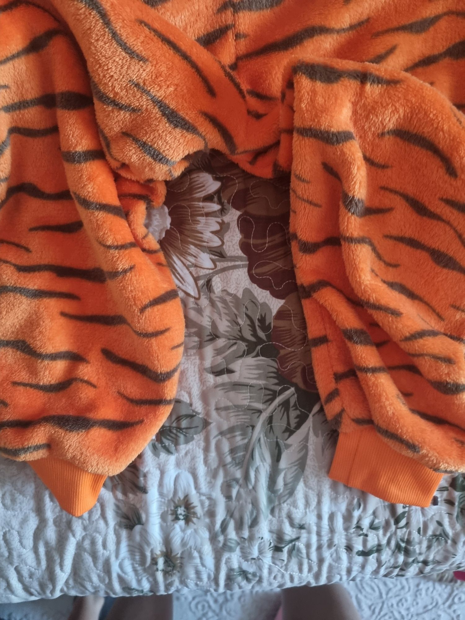 Костюмы, пижамы единорог и тигр