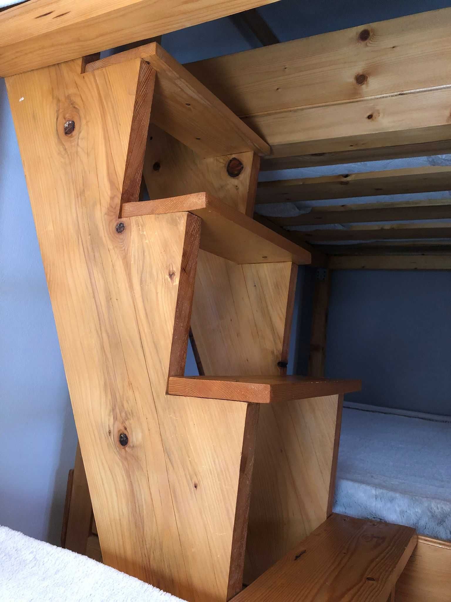 Pat supraetajat pentru copii - 4 paturi din lemn masiv