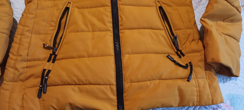 Geaca de iarna calduroasa cu gluga culoare mustar