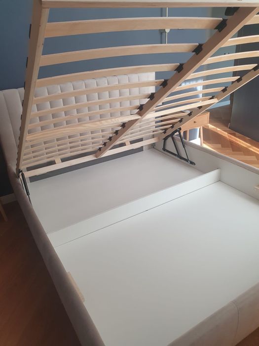 Pat tapitat nou, stare impecabila cu somiera si lada de depozitare