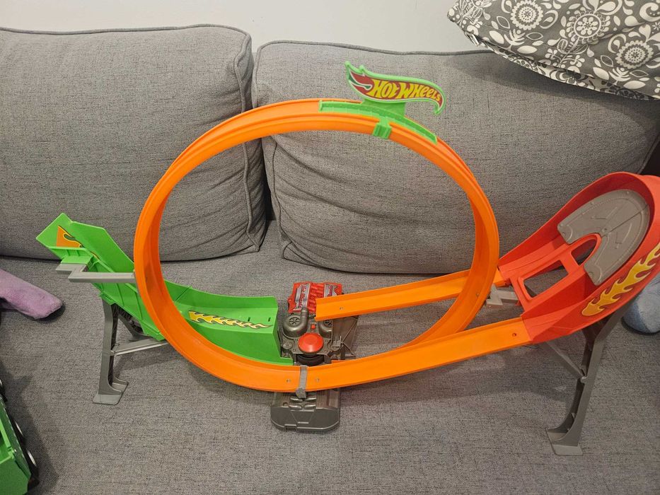 Продават се всички Hotwheels писти и Hotwheels city части за 45лв