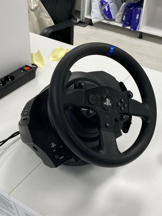 Продавам волан с педали thrustmaster t300