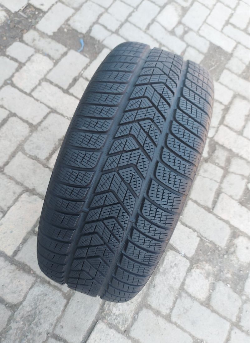 O bucată 255/50 R19 M+S iarnă - una Continental Pirelli