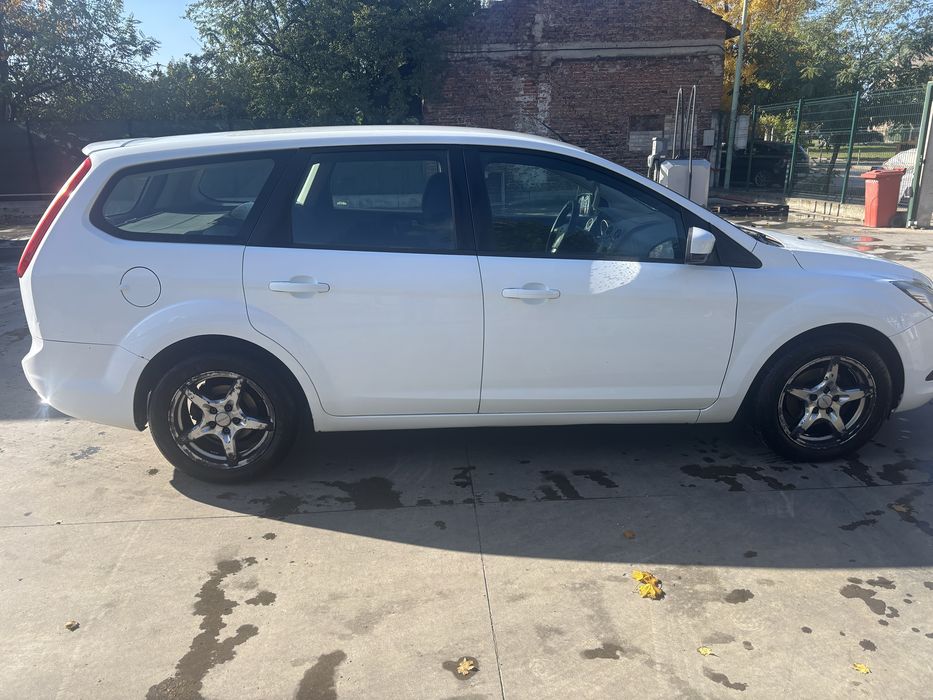 Форд фокус запазен семеен автомобил