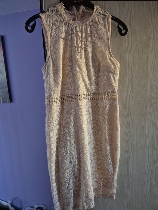 Продавам дантелена рокля