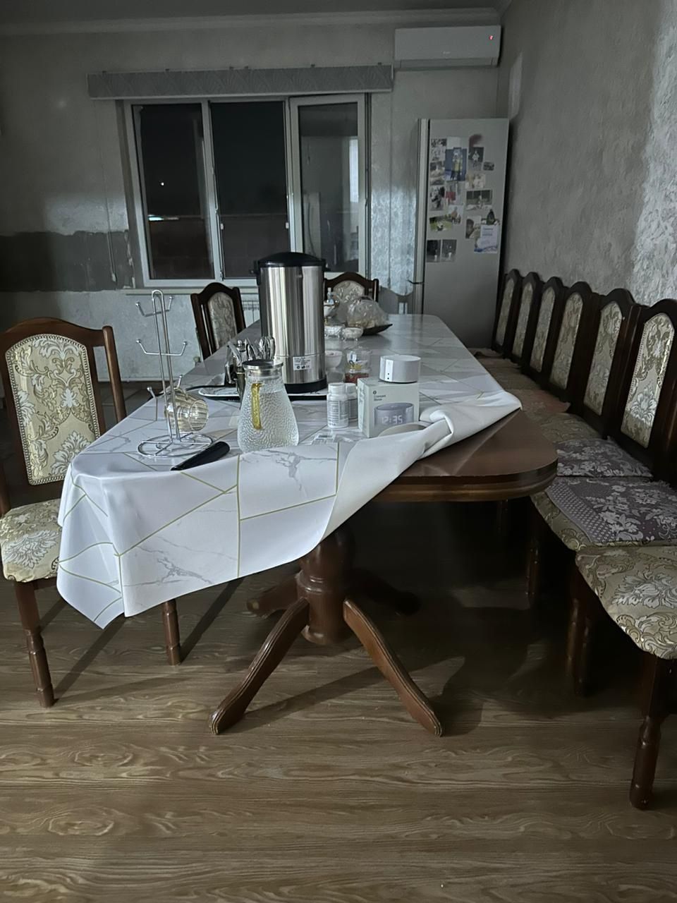 Продам стол 3.5метров и 12 стульев цена 100000