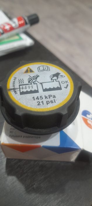 Крышка радиатора мазда3 2006год