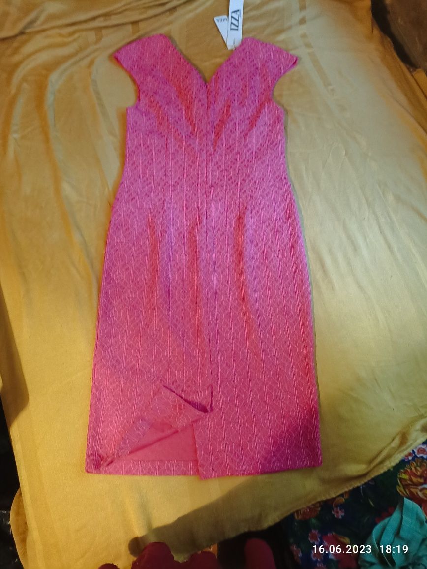 Розовое платье 44размер новое