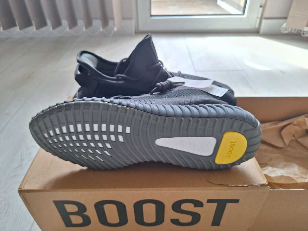 Продавам Adidas Yeezy Boost 350