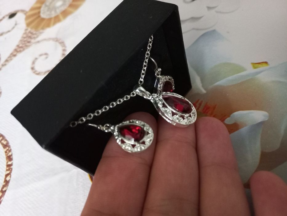 Set bijuterii cu piatra rubinie, placat cu argint