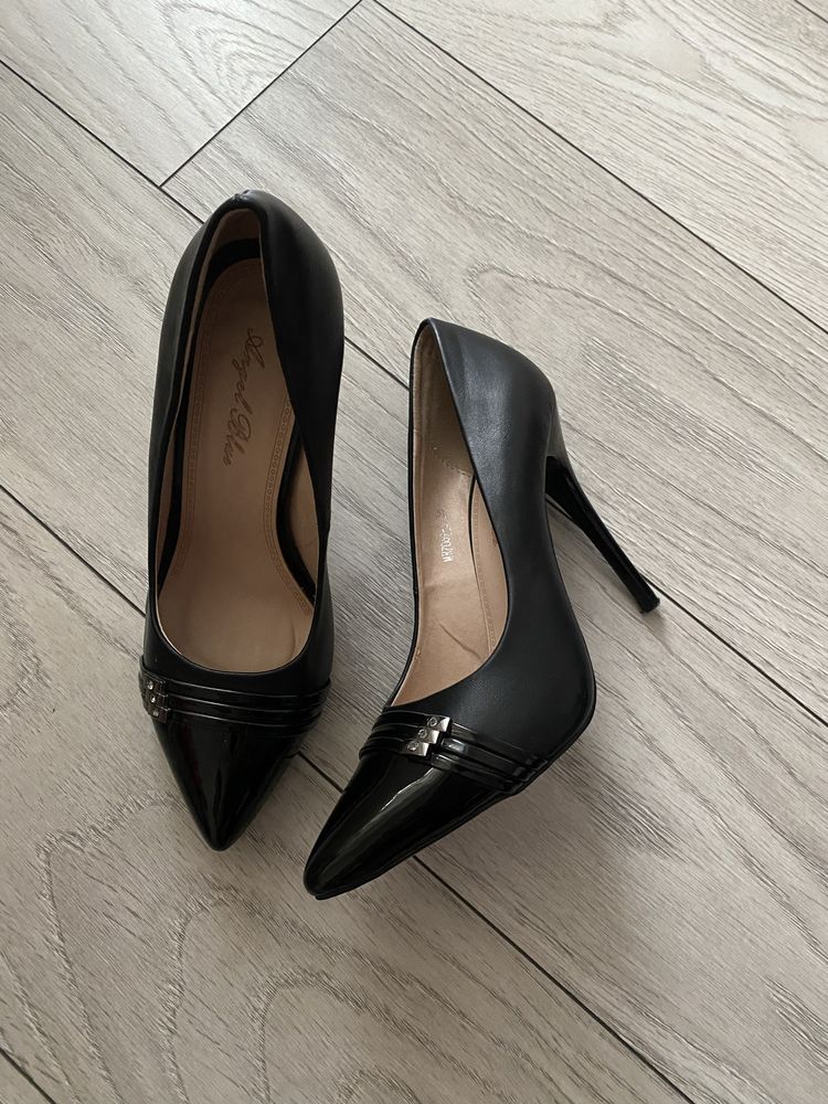 Pantofi stiletto