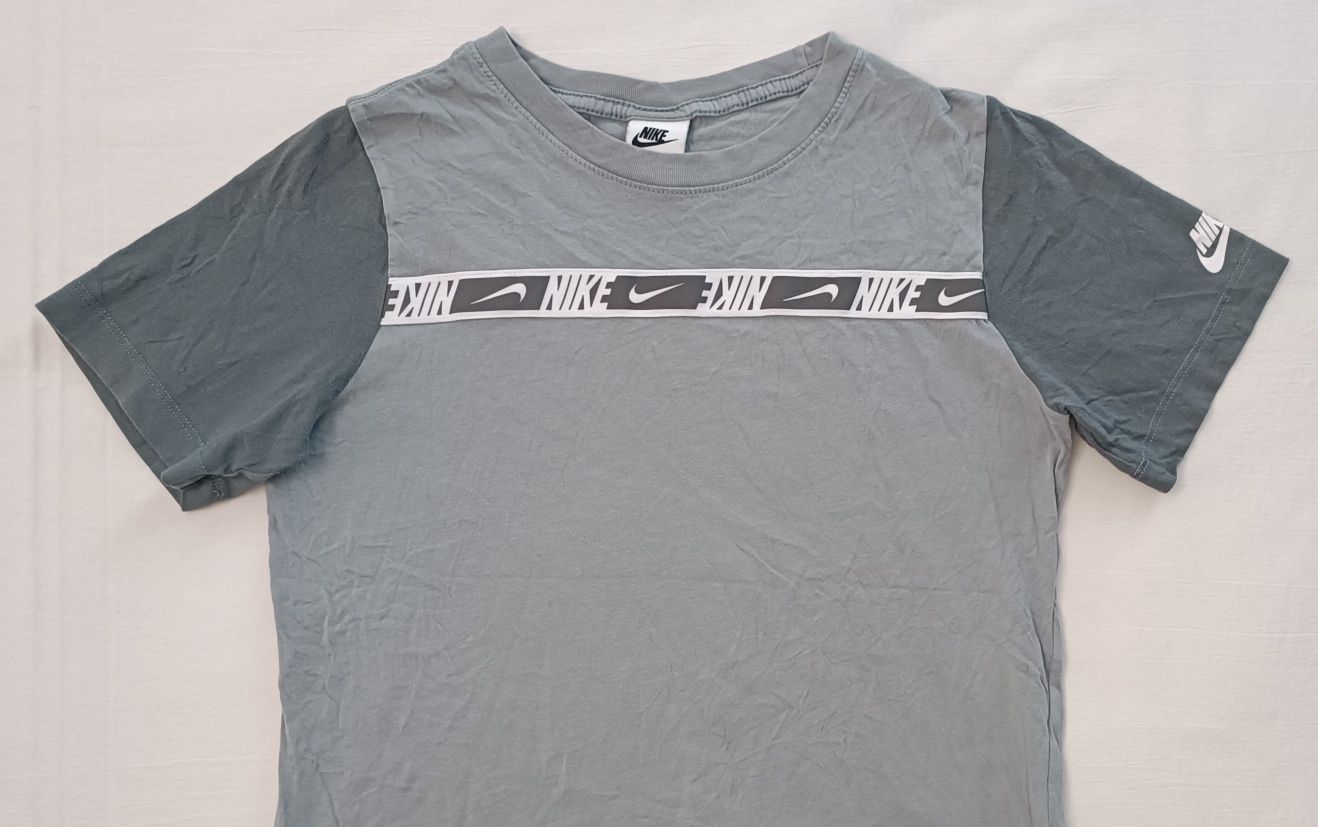 Nike Sportswear Repeat Tee оригинална тениска ръст 158-170см Найк