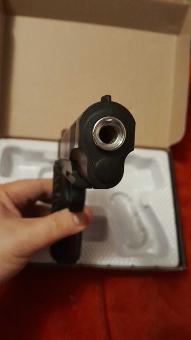 vand pistol negru airsoft cu bile de plastic