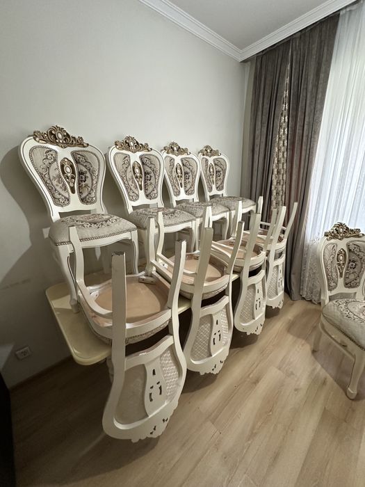 Мебел сотилади срочна  камот ва 12 та стул стол