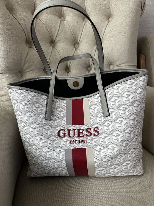 Чанта GUESS Vikky Larg Tote+плик pouch