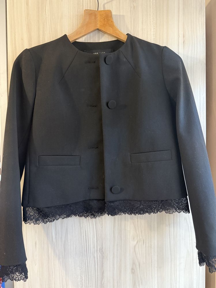 Сако Zara с дантелени елементи