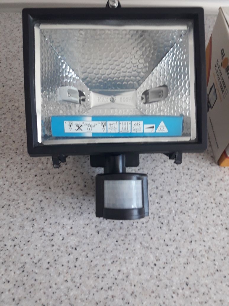 Продам галогенный прожектор с датчиком движения