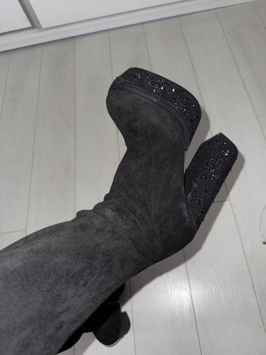 Черни велурени ботуши на ток