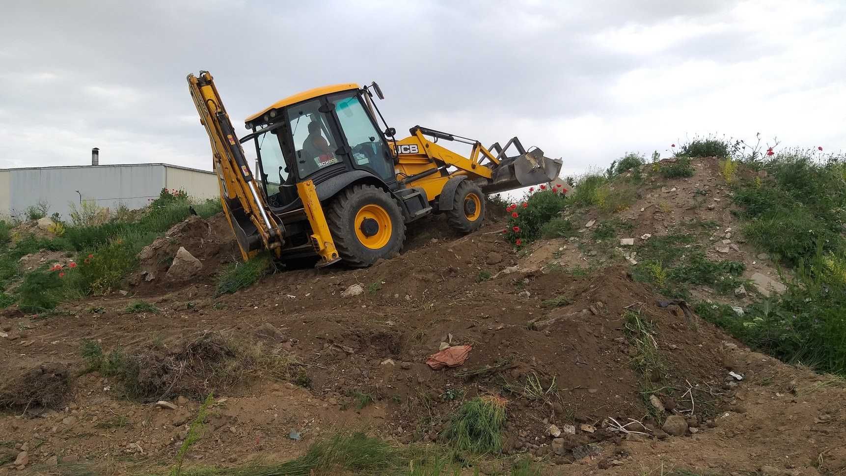 inchiriem buldoexcavator cu picon ,excavatii. defrisari,demolari