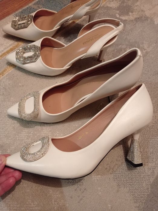 Туфли екеуи 7000 тг. Размер 39