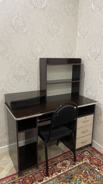 Мебель: стол и кровать (детский)