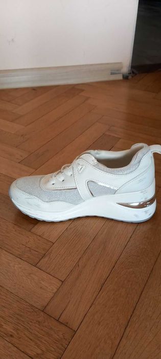 Бели детски сникърси