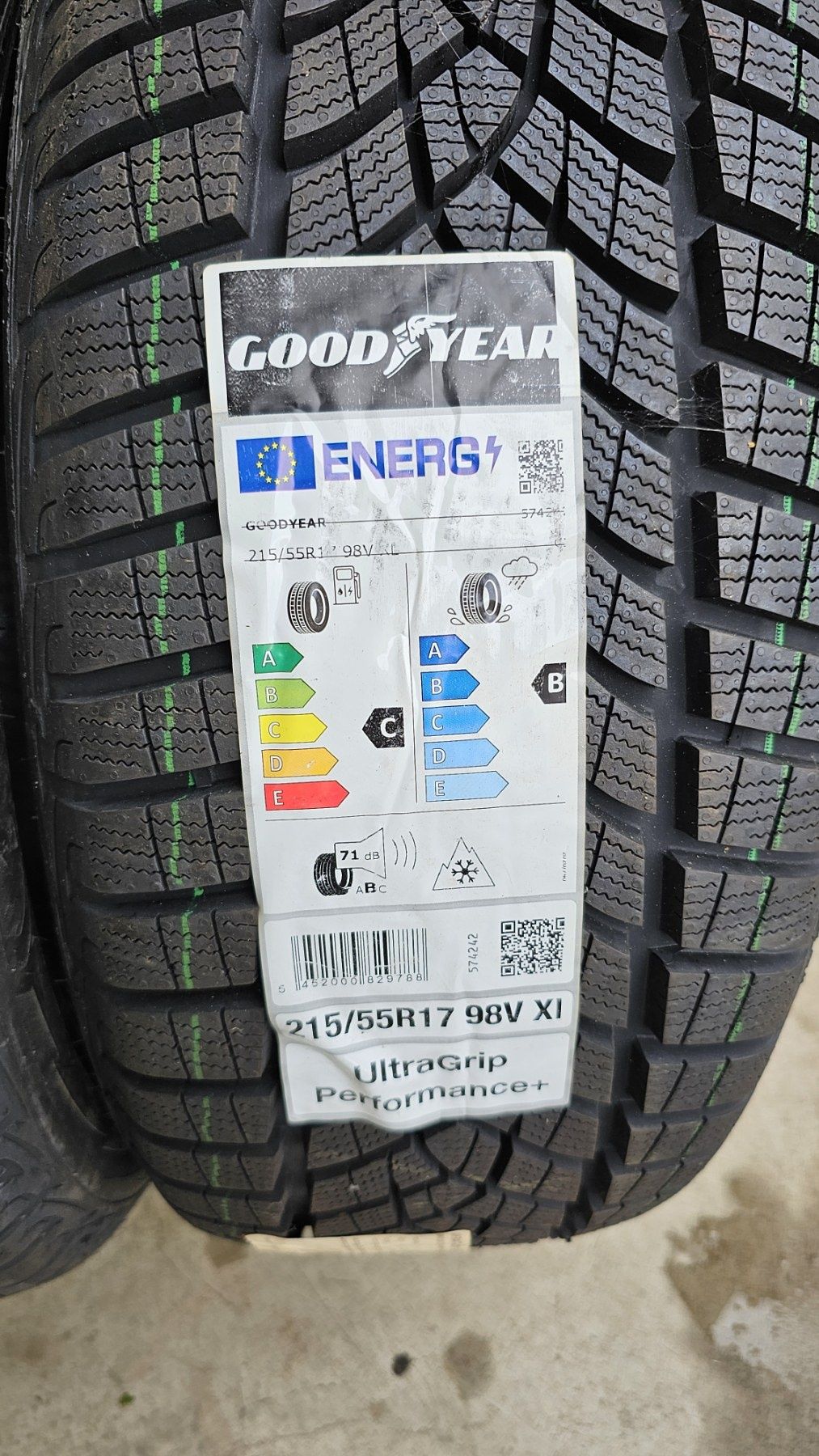 215/55/R17 2 бр.нови зимни гуми Good Year