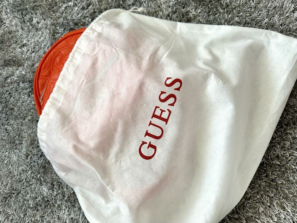 Кожена раничка Guess