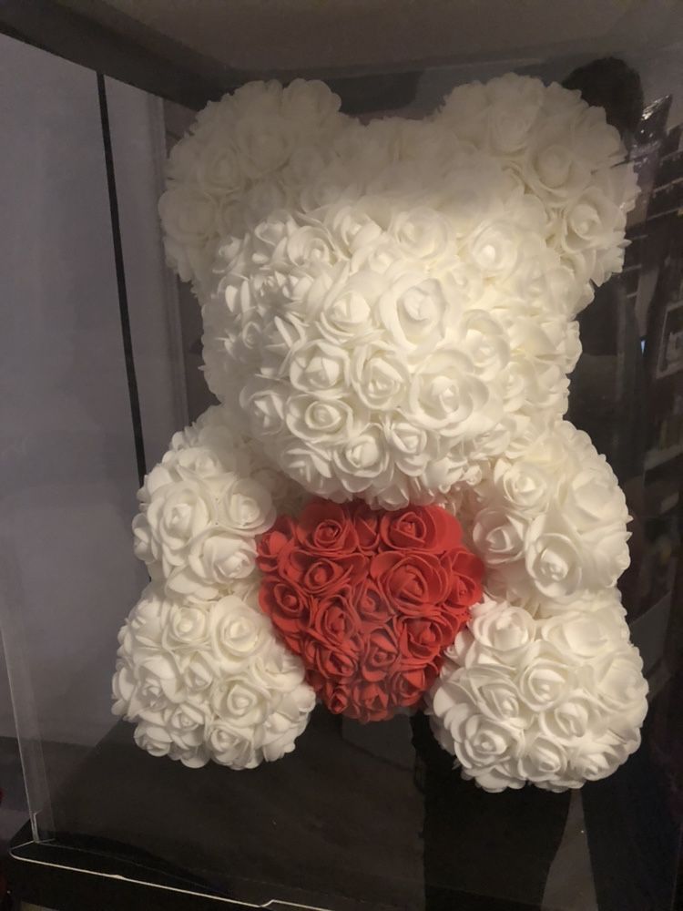 Ursulet alb cu inima rosie in cutie 40 cm 150 lei