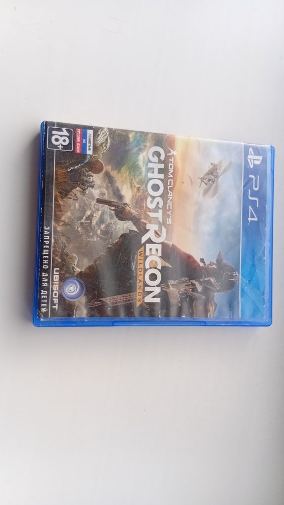 Playstation 4 с 2 играми,2 джойстиками и с проводом почти новый