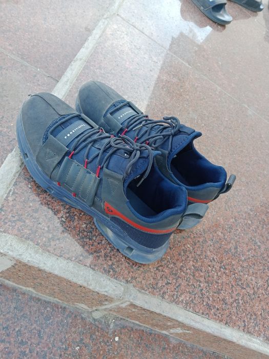 Продам кроссовки отлично состоянии размер 42