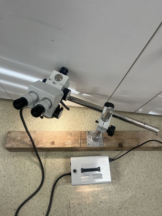 Microscop cu brat si lumina